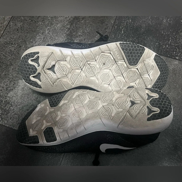 Nike Black and White FLYWIRE Tennis Shoes - Picture 6 of 7